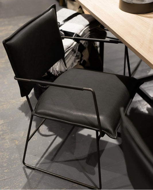 Norman spisestol med armlen