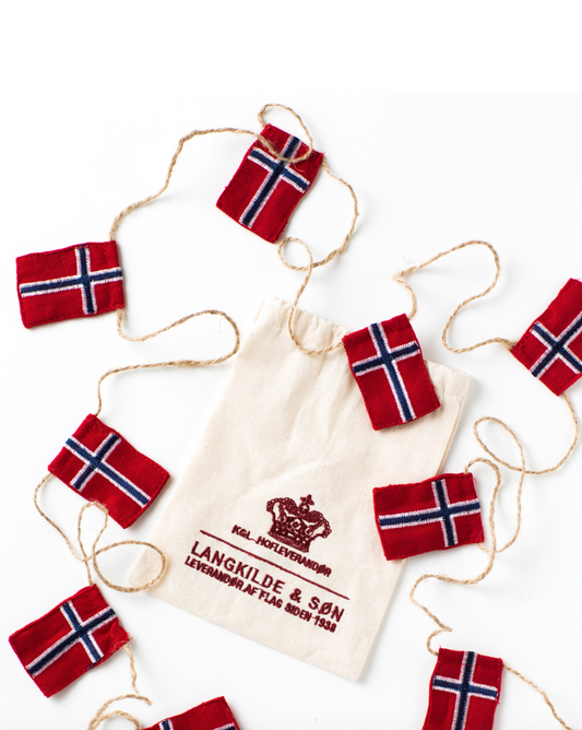 Liten flaggrekke med 10 norske flagg