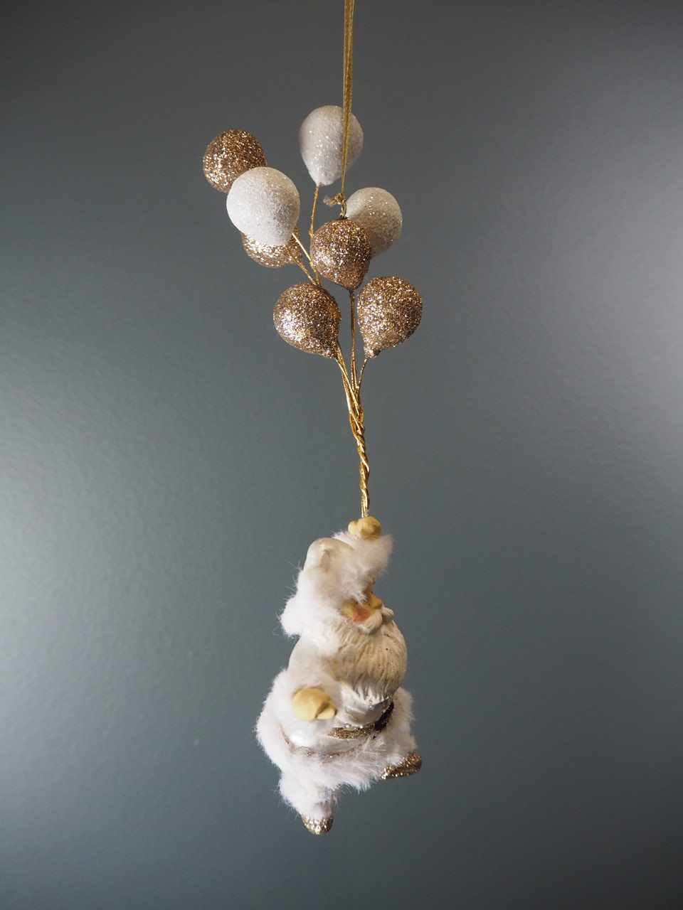 Nisse med ballonger hvit/gull