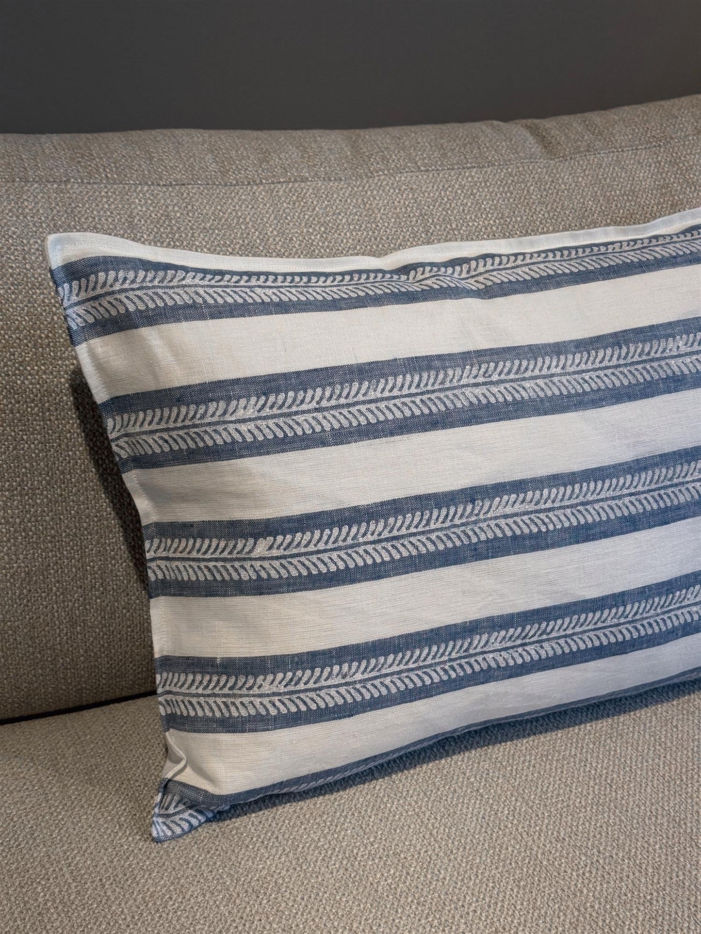 Pyntepute Innis Stripe blue 40x60 cm