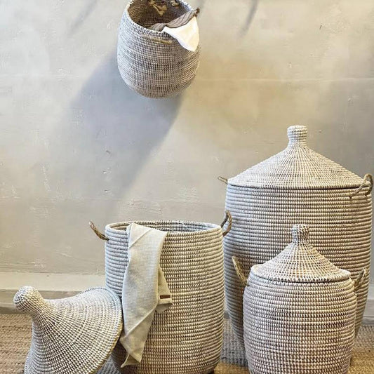 Stor klassisk kurv med lokk, hvit