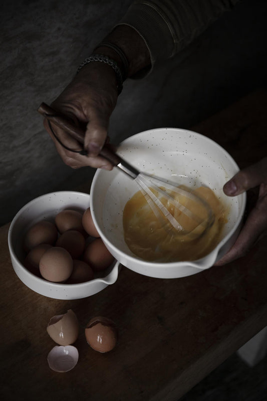 Visp, metall og brunt tre