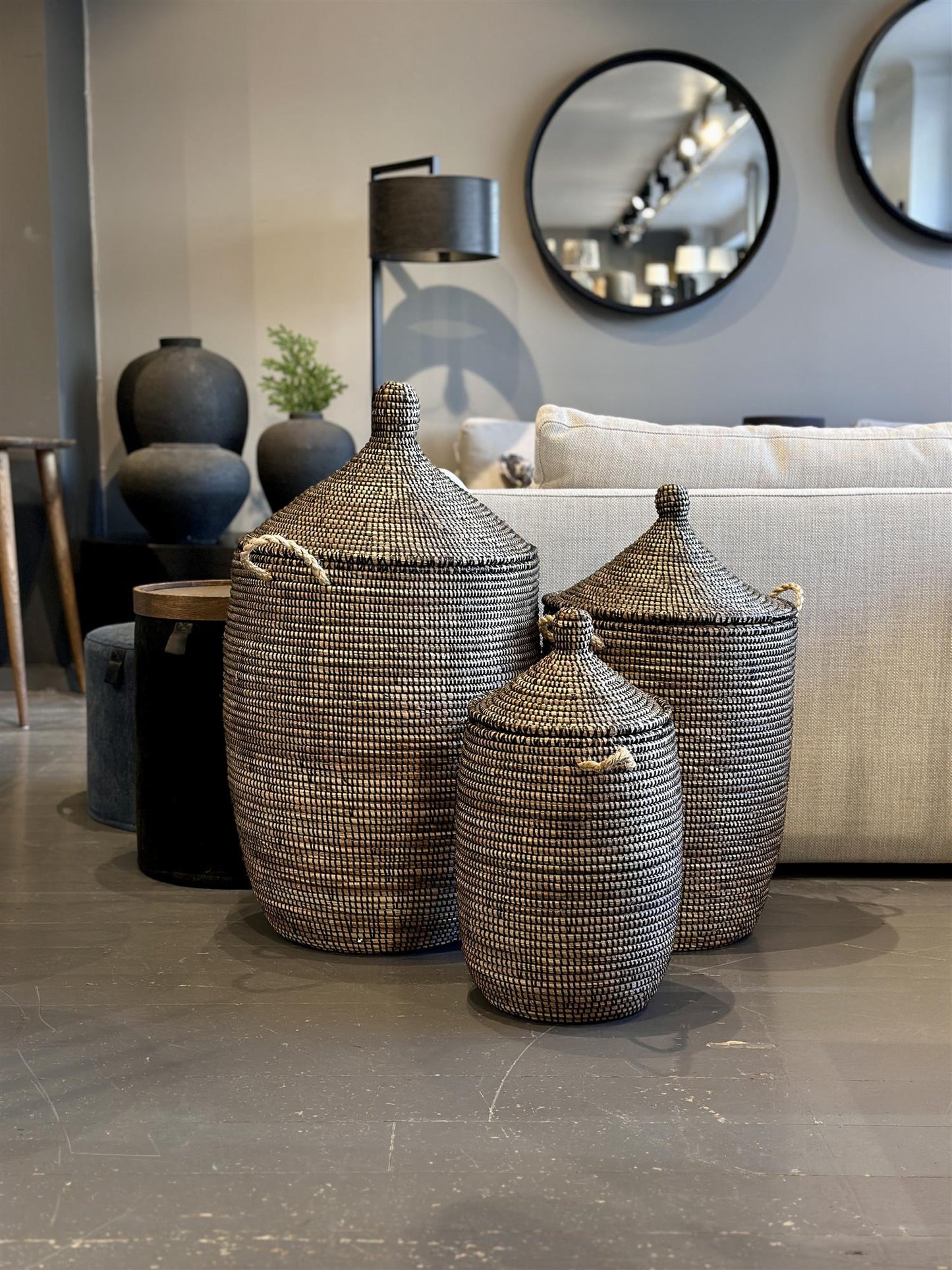 Medium klassisk kurv med lokk, sort