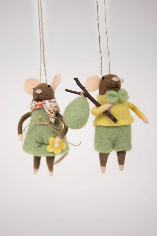 Brun mus med grønn kjole og skjerf