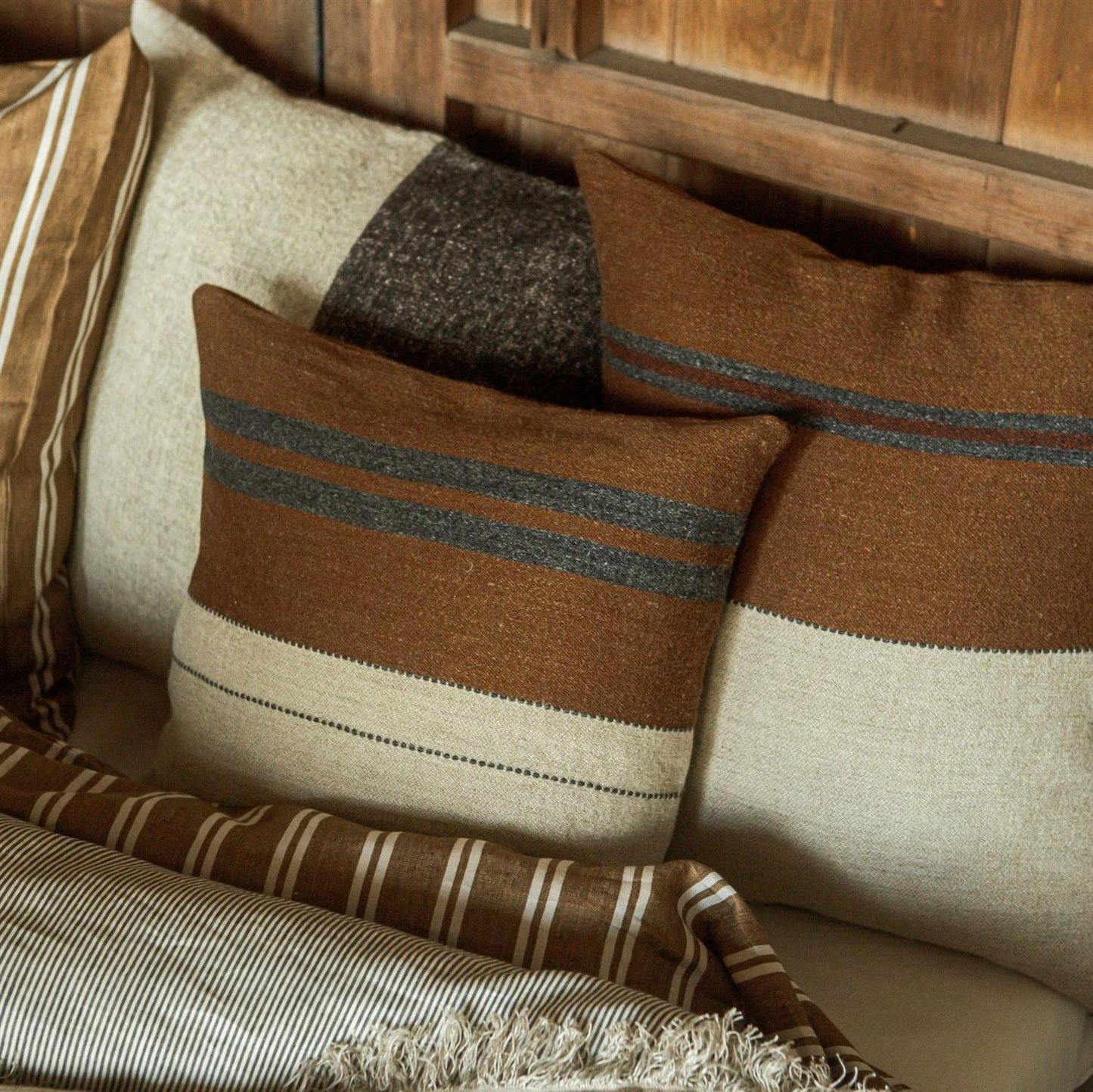 Highland stripe pute, leather 50x50 cm