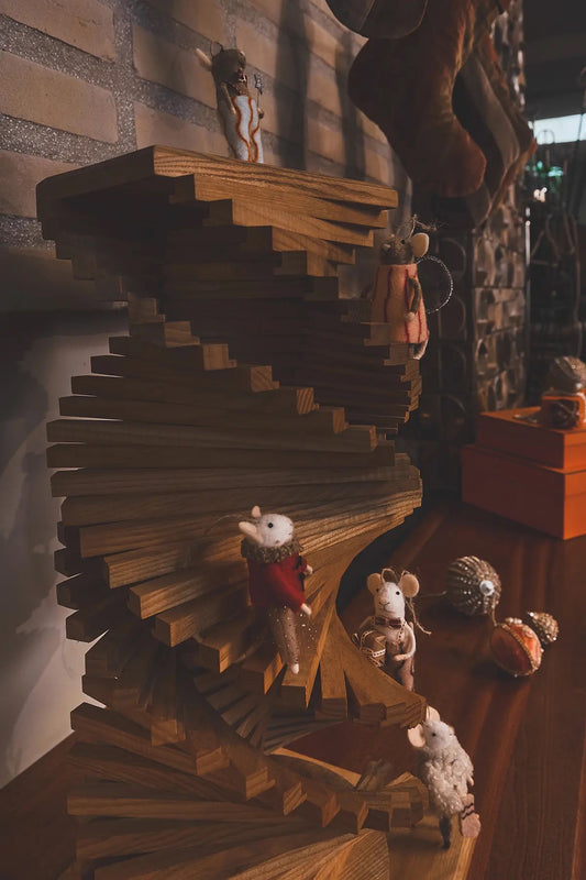 Mus hvit sløyfe og pakke