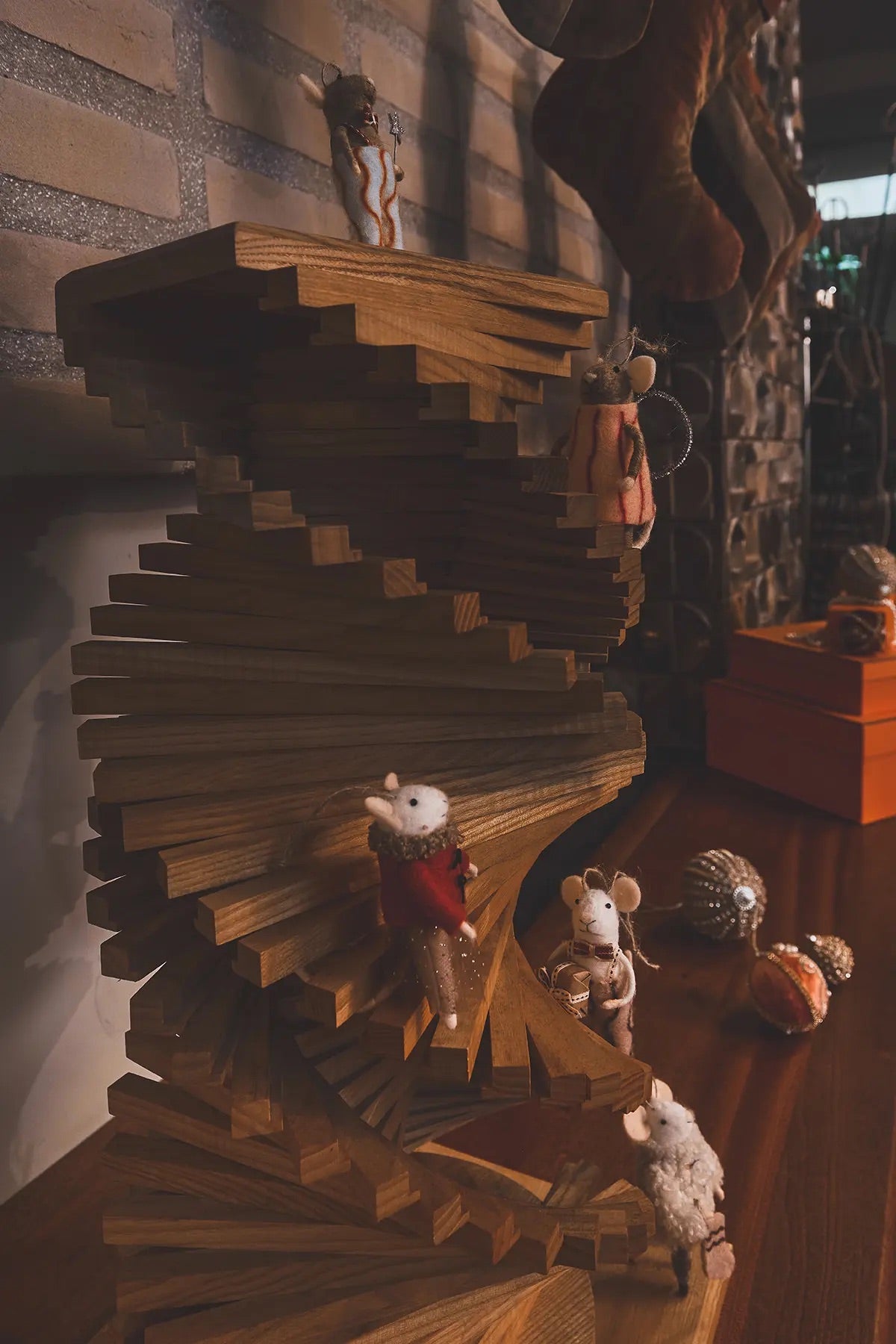 Mus hvit med rød jakke