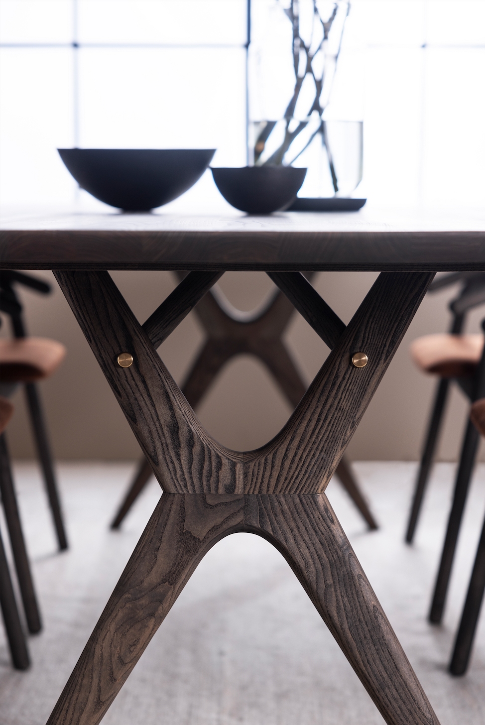 Understell med detaljer i messing.