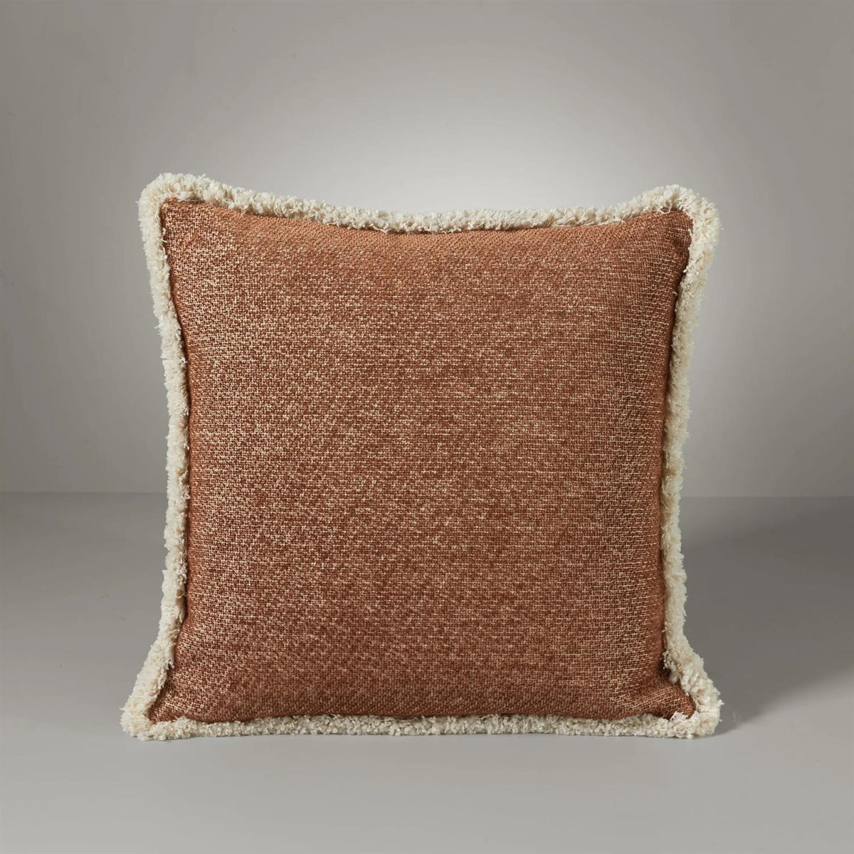 Ari chenille fringe pyntepute, 50x50 ruby rust