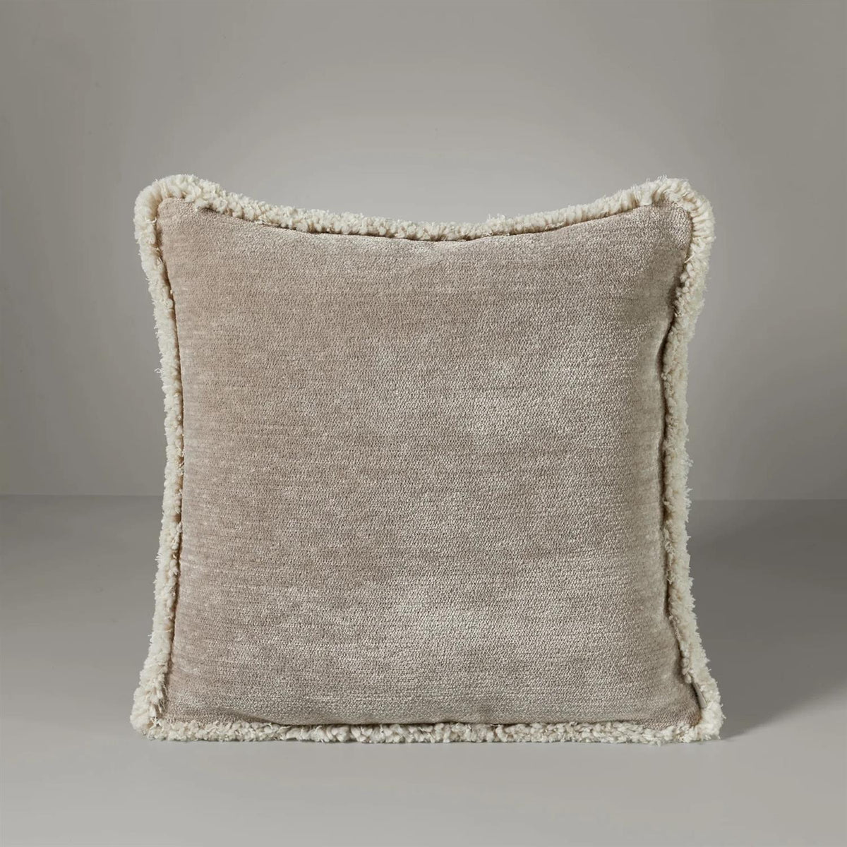 Ari chenille fringe pyntepute, 50x50 buzzing beige