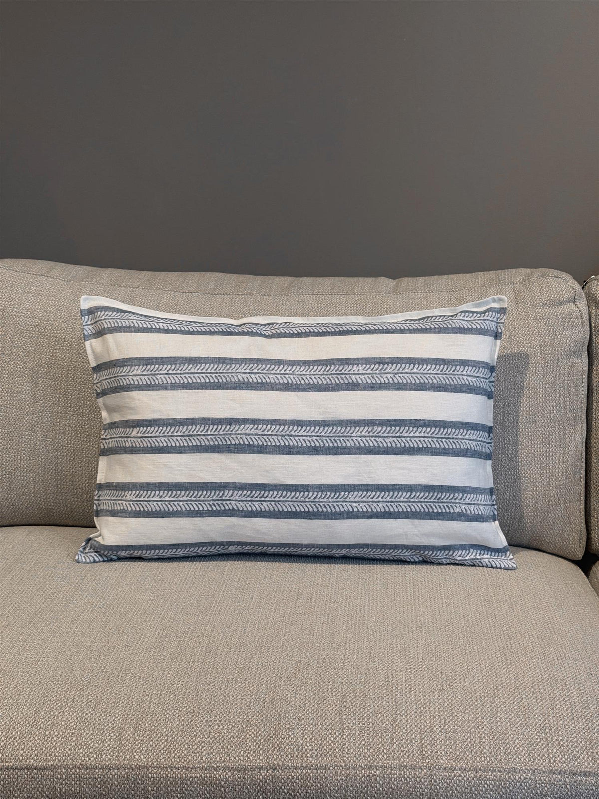 Pyntepute Innis Stripe blue 40x60 cm
