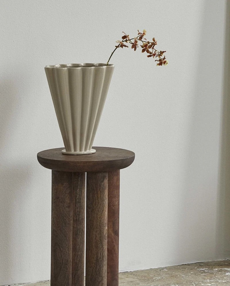 Colla vase, sand