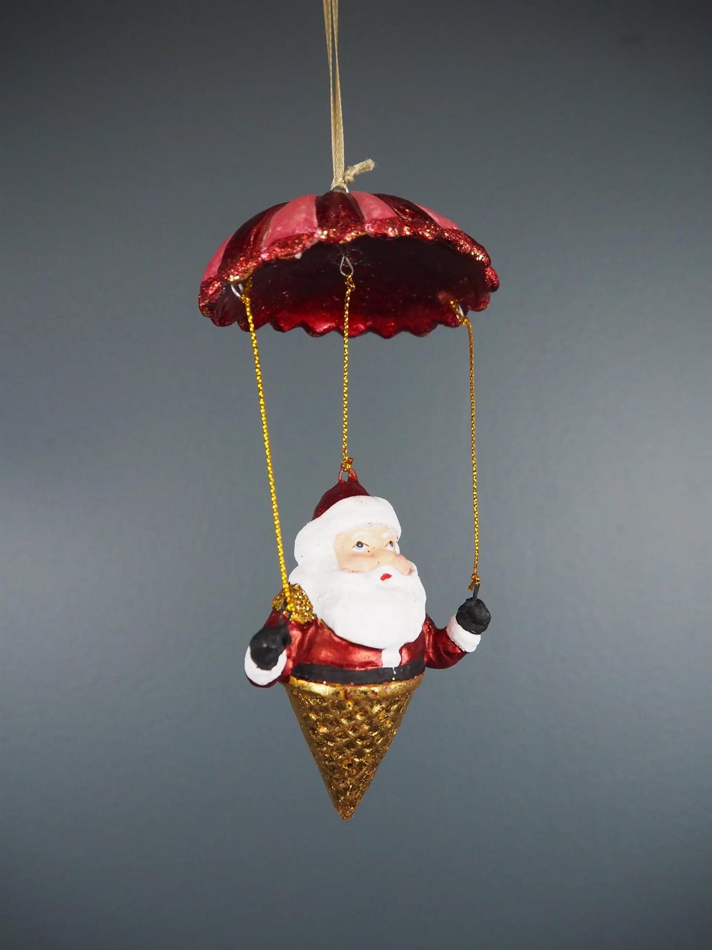 Nisse i kjeks med fallskjerm