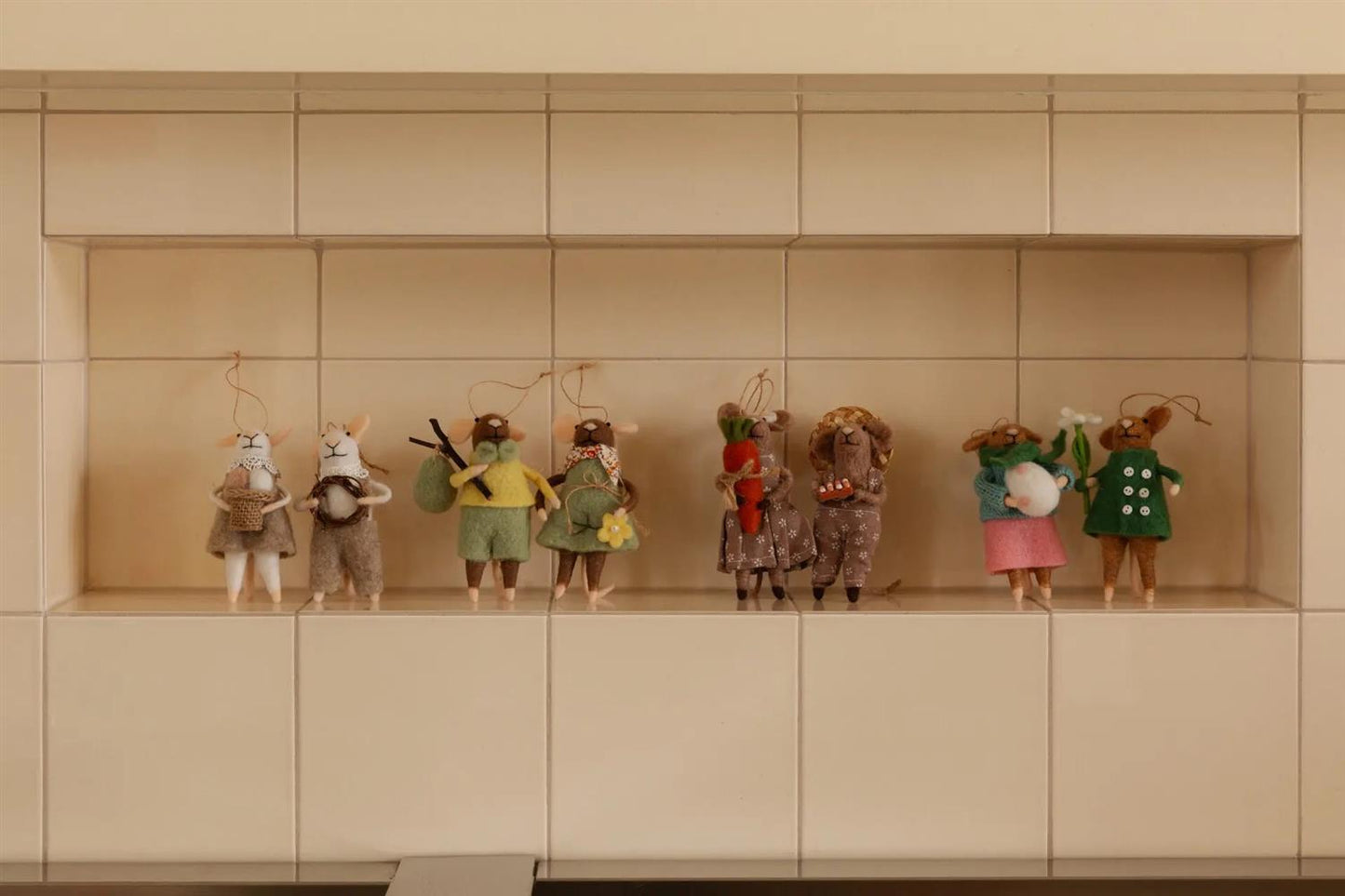 Hvit mus med snekkerbukse og krans