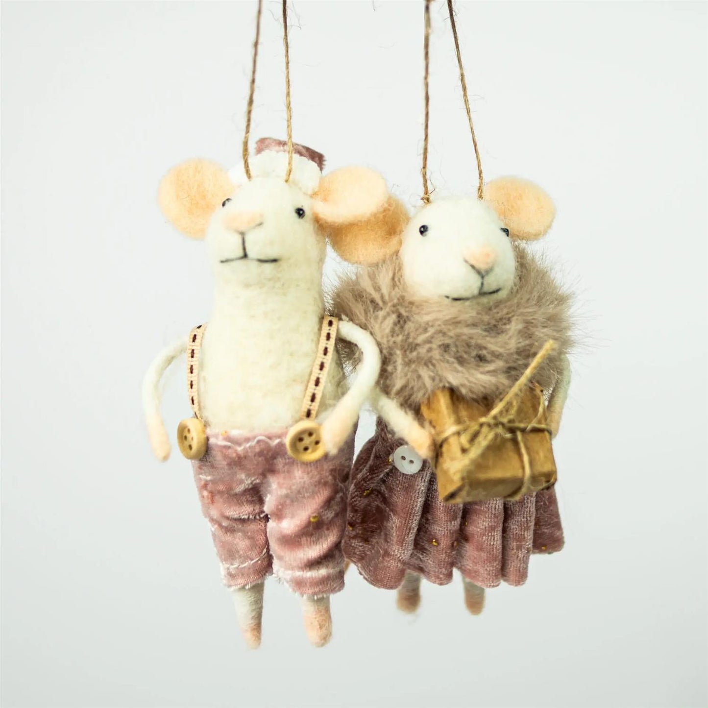 Mus hvit med rosa kjole og pels