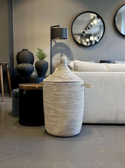 Stor klassisk kurv med lokk, hvit