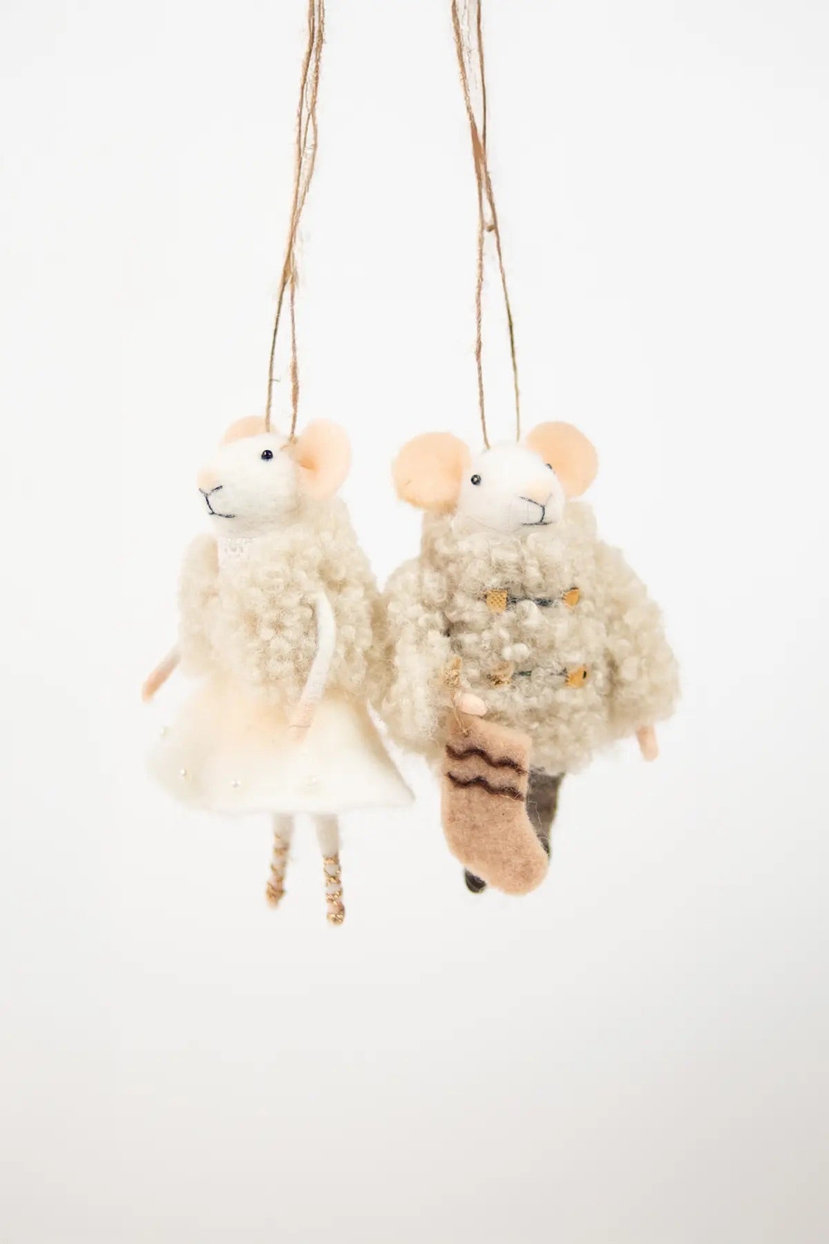 Mus hvit med julestrømpe