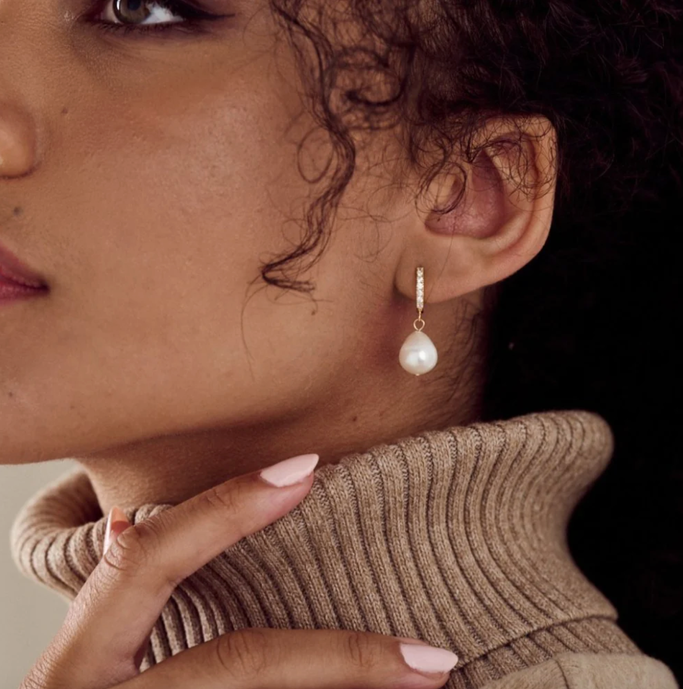 Pearl Drop Pavé Huggie Hoop øredobber