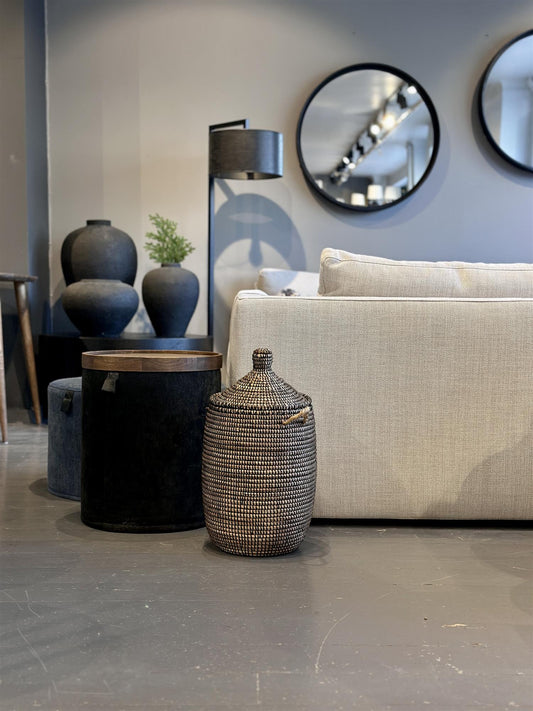 Liten klassisk kurv med lokk, sort