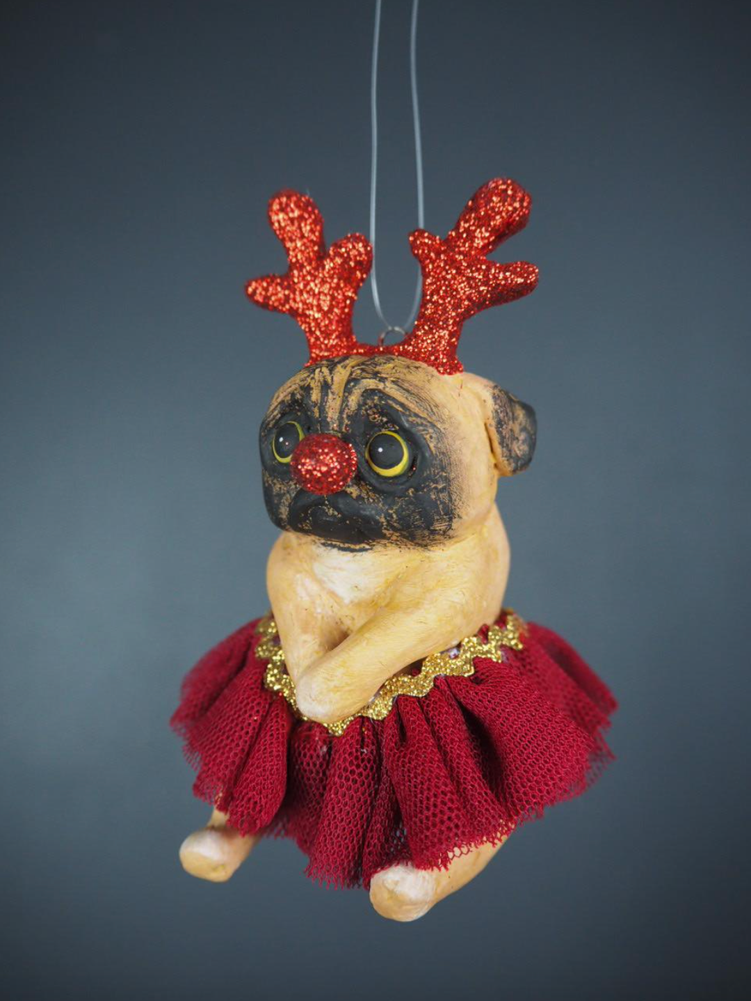 Julepynt Pug i skjørt, glitrende horn og nese