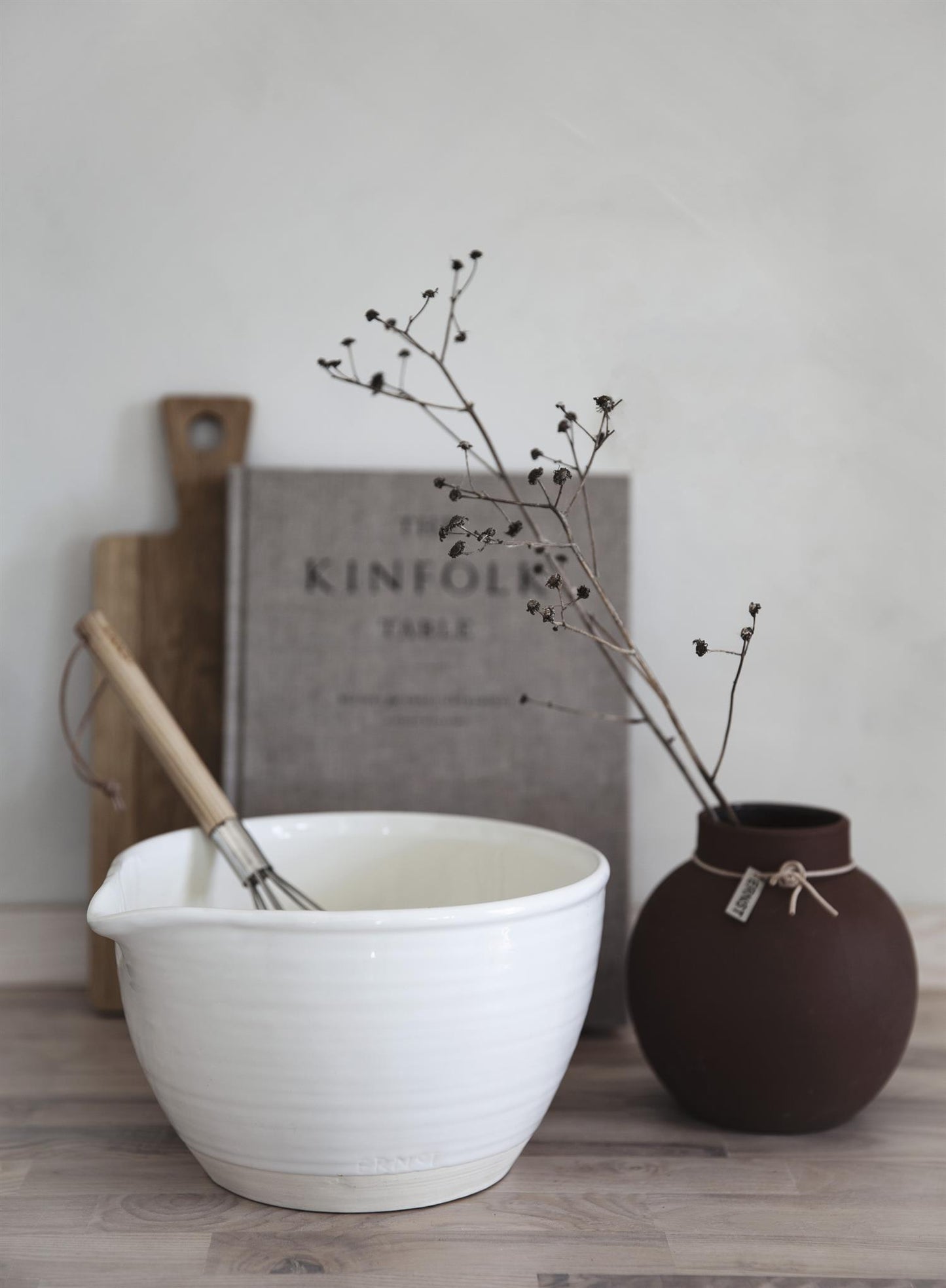 Visp, metall og sort tre