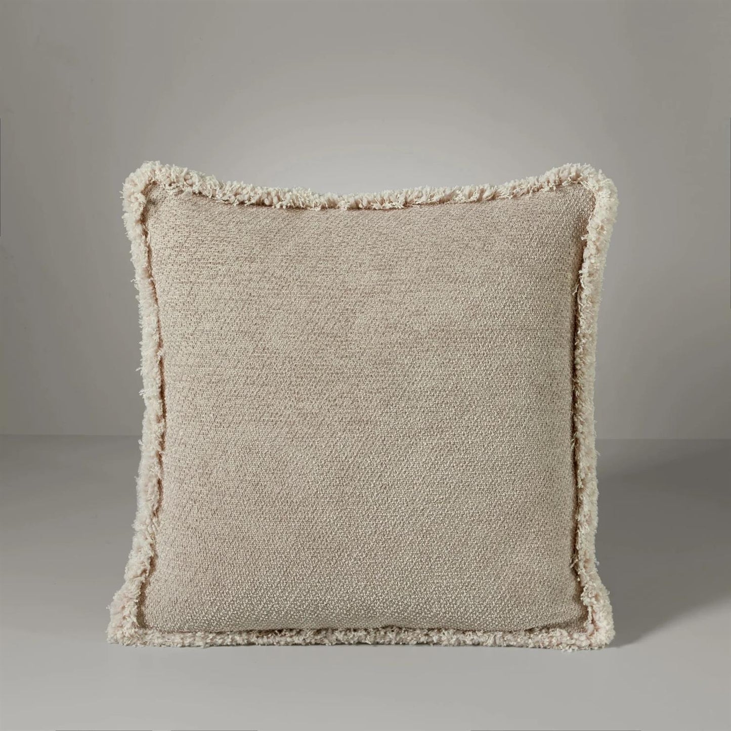 Ari chenille fringe pyntepute, 50x50 buzzing beige
