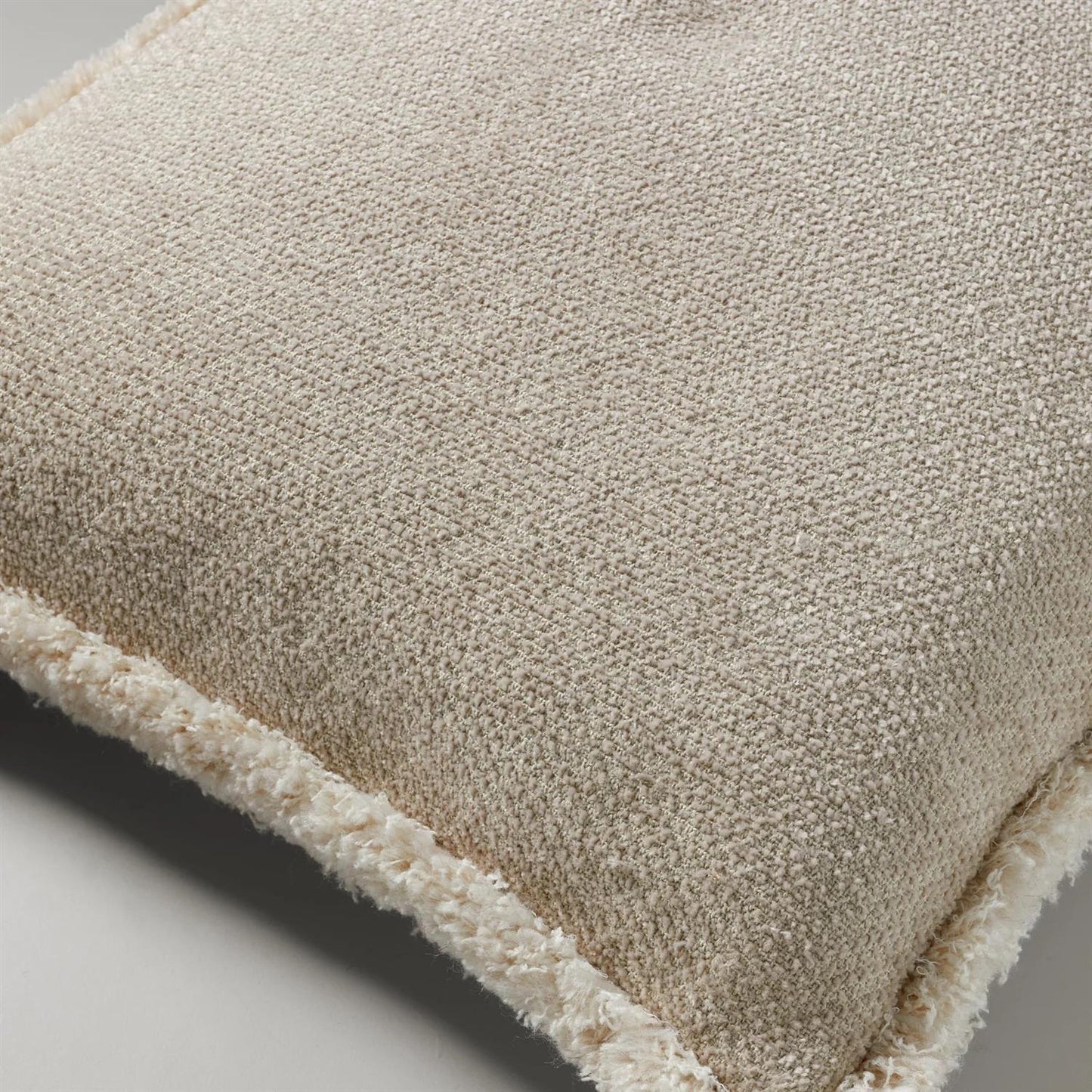 Ari chenille fringe pyntepute, 50x50 buzzing beige