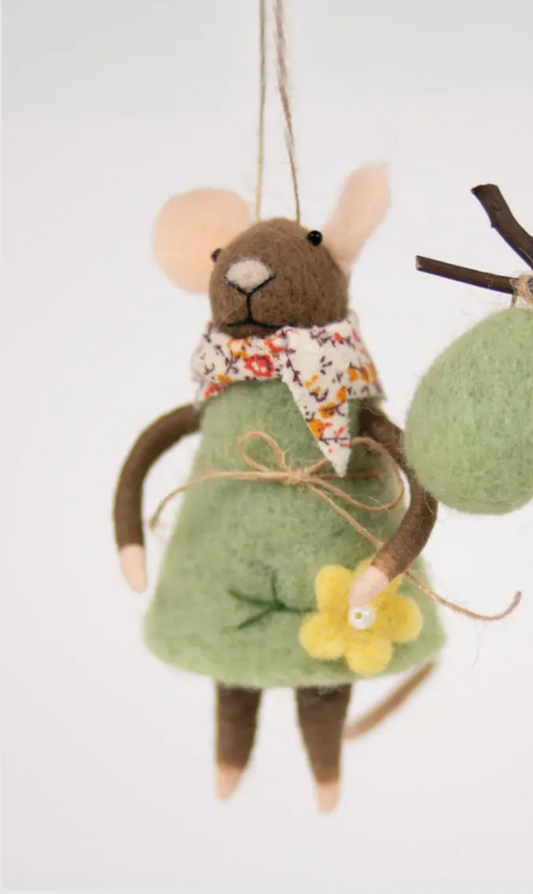 Brun mus med grønn kjole og skjerf