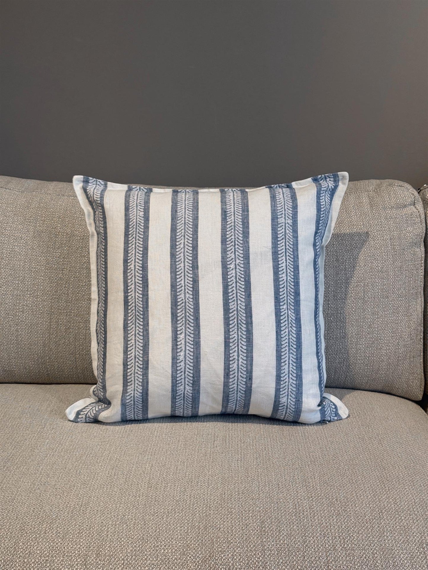 Pyntepute Innis Stripe blue 50x50 cm