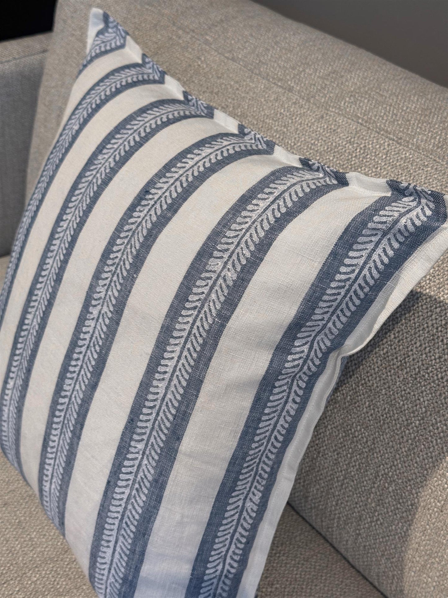 Pyntepute Innis Stripe blue 50x50 cm