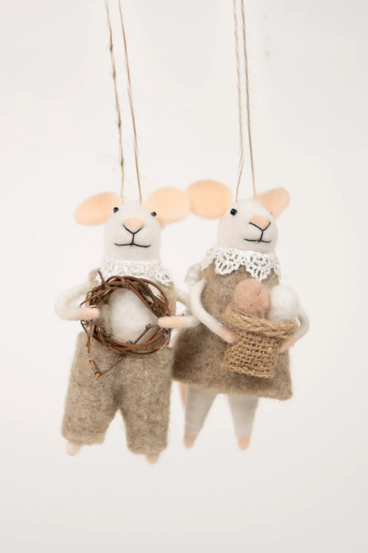 Hvit mus med snekkerbukse og krans