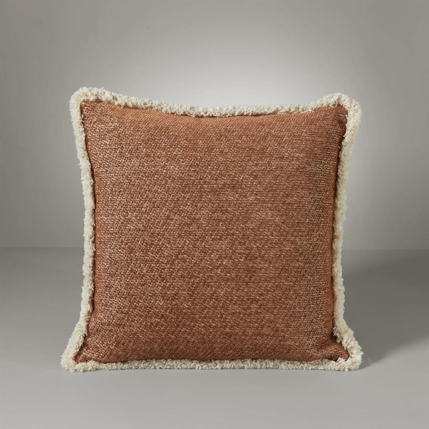 Ari chenille fringe pyntepute, 50x50 ruby rust