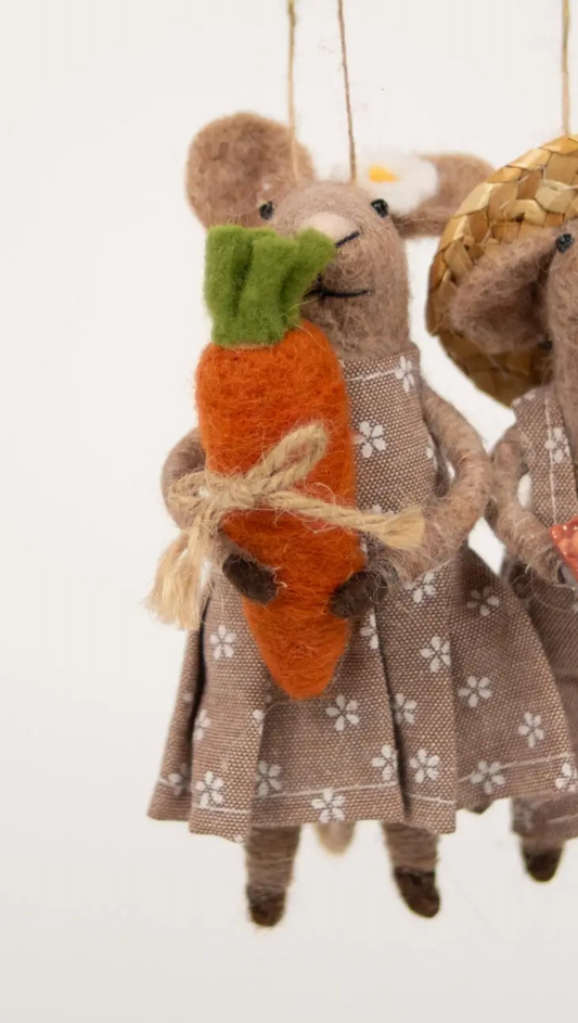 Brun mus med kjole og gulrot