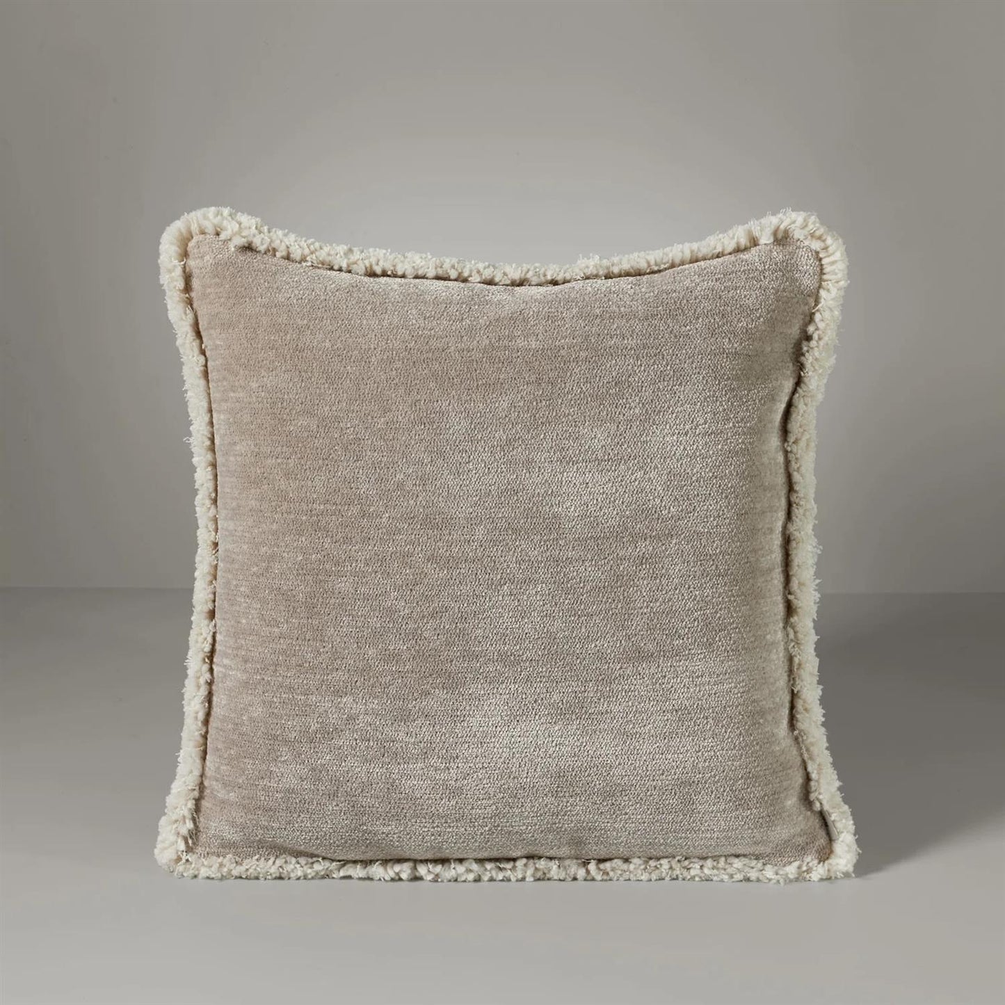 Ari chenille fringe pyntepute, 50x50 buzzing beige