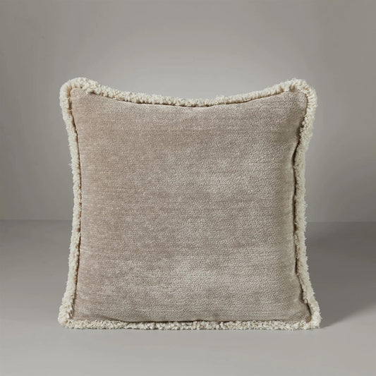 Ari chenille fringe pyntepute, 50x50 buzzing beige