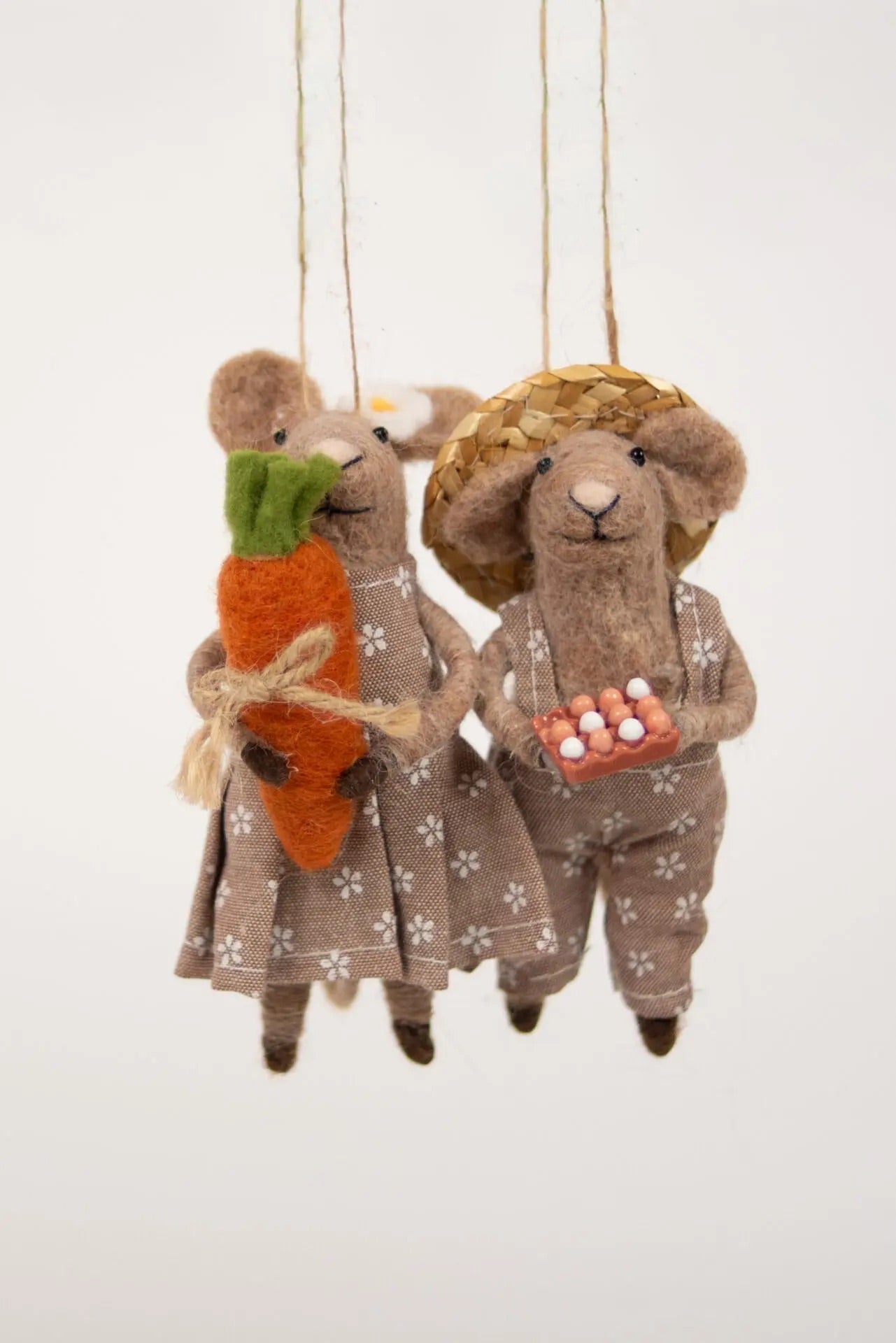 Brun mus med snekkerbukse og egg