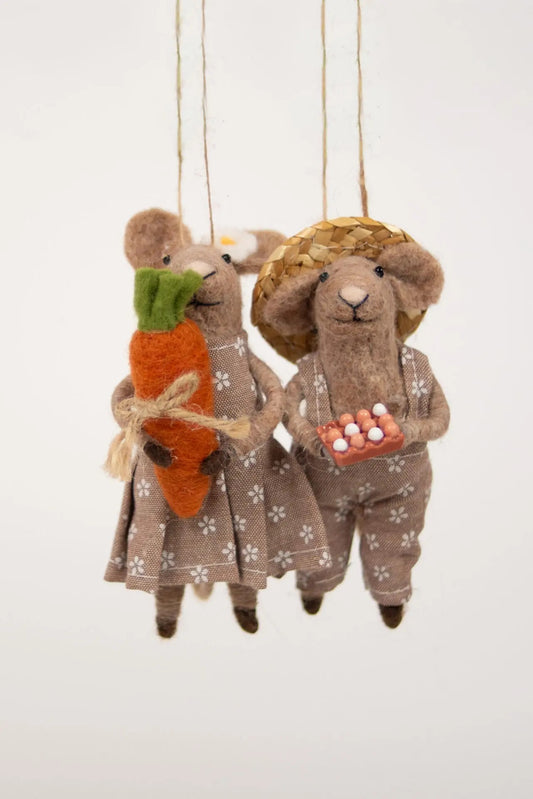 Brun mus med snekkerbukse og egg