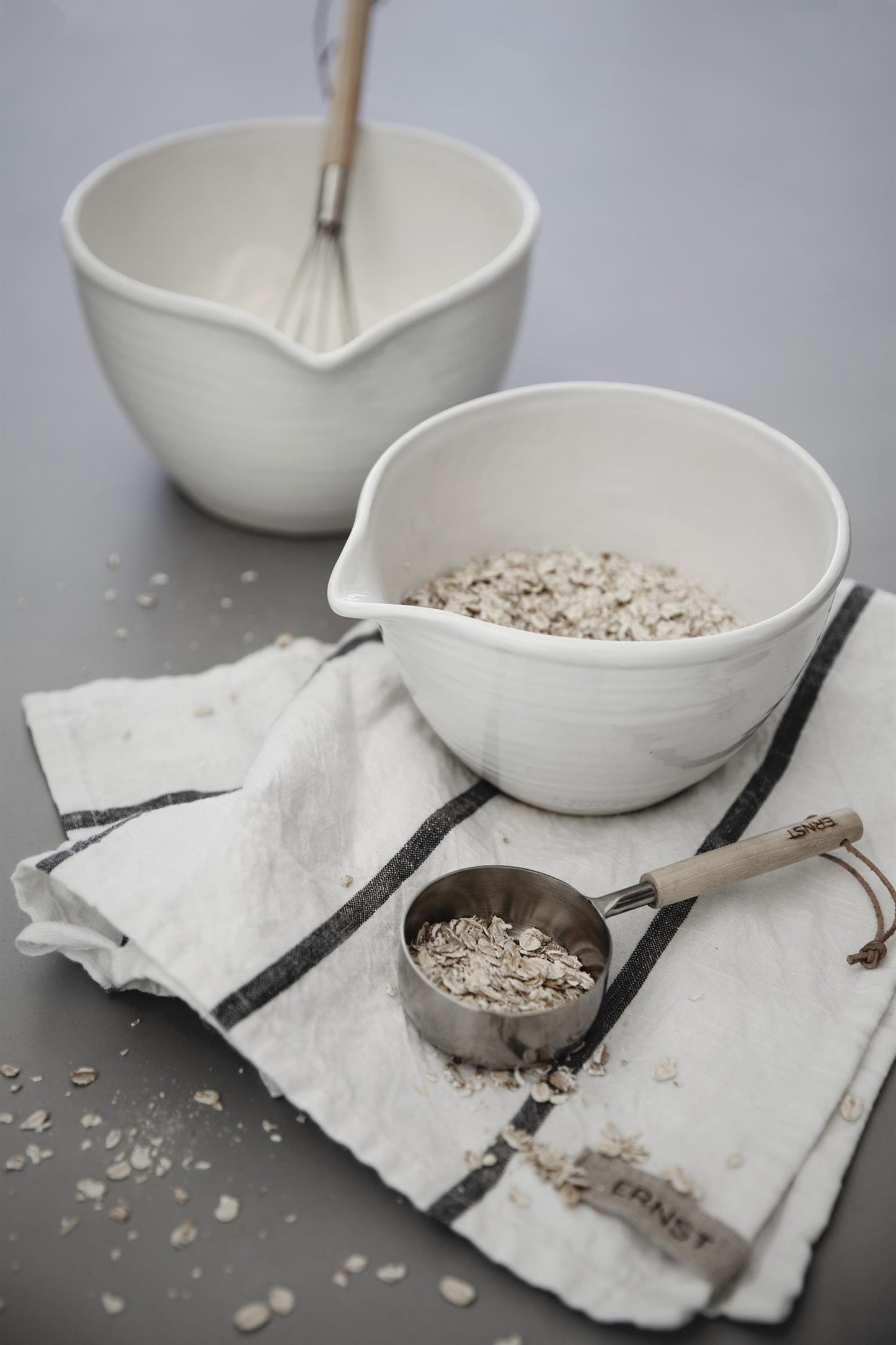 Visp, metall og sort tre