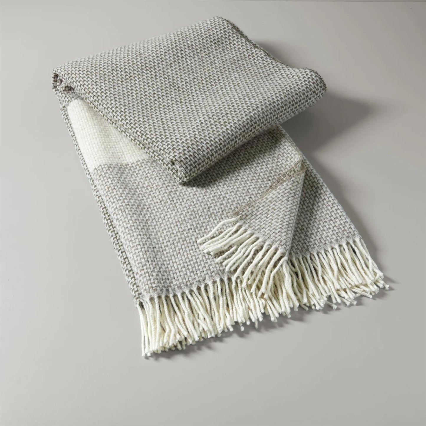Aria throw, 130x190 cm, green beige
