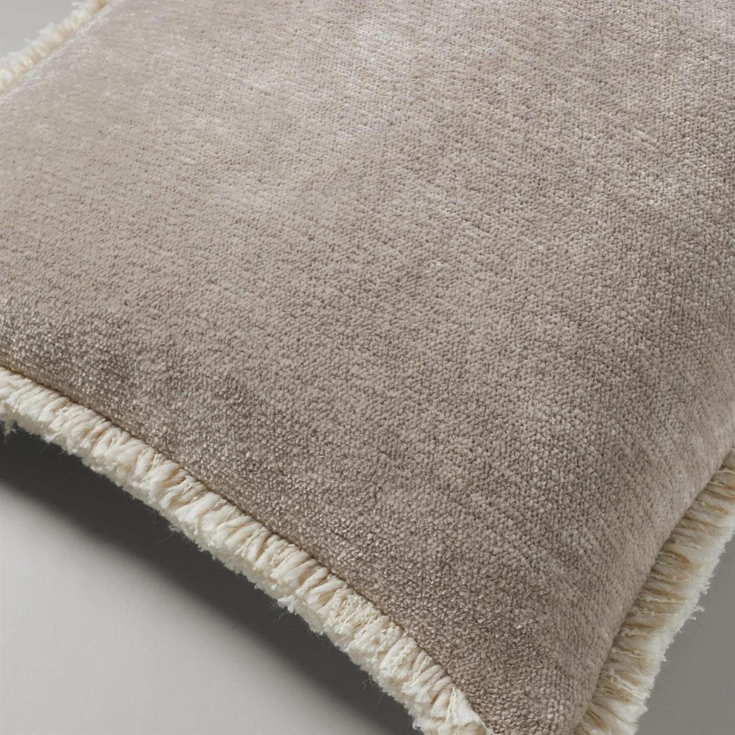 Ari chenille fringe pyntepute, 50x50 buzzing beige