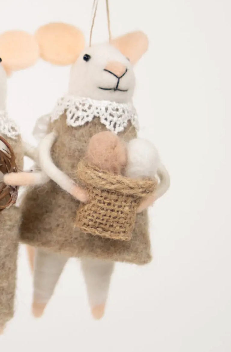 Hvit mus med kjole og kurv