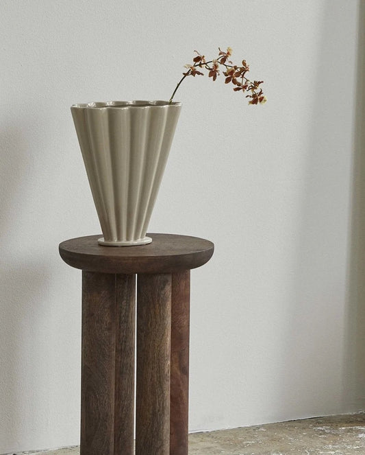 Colla vase, sand