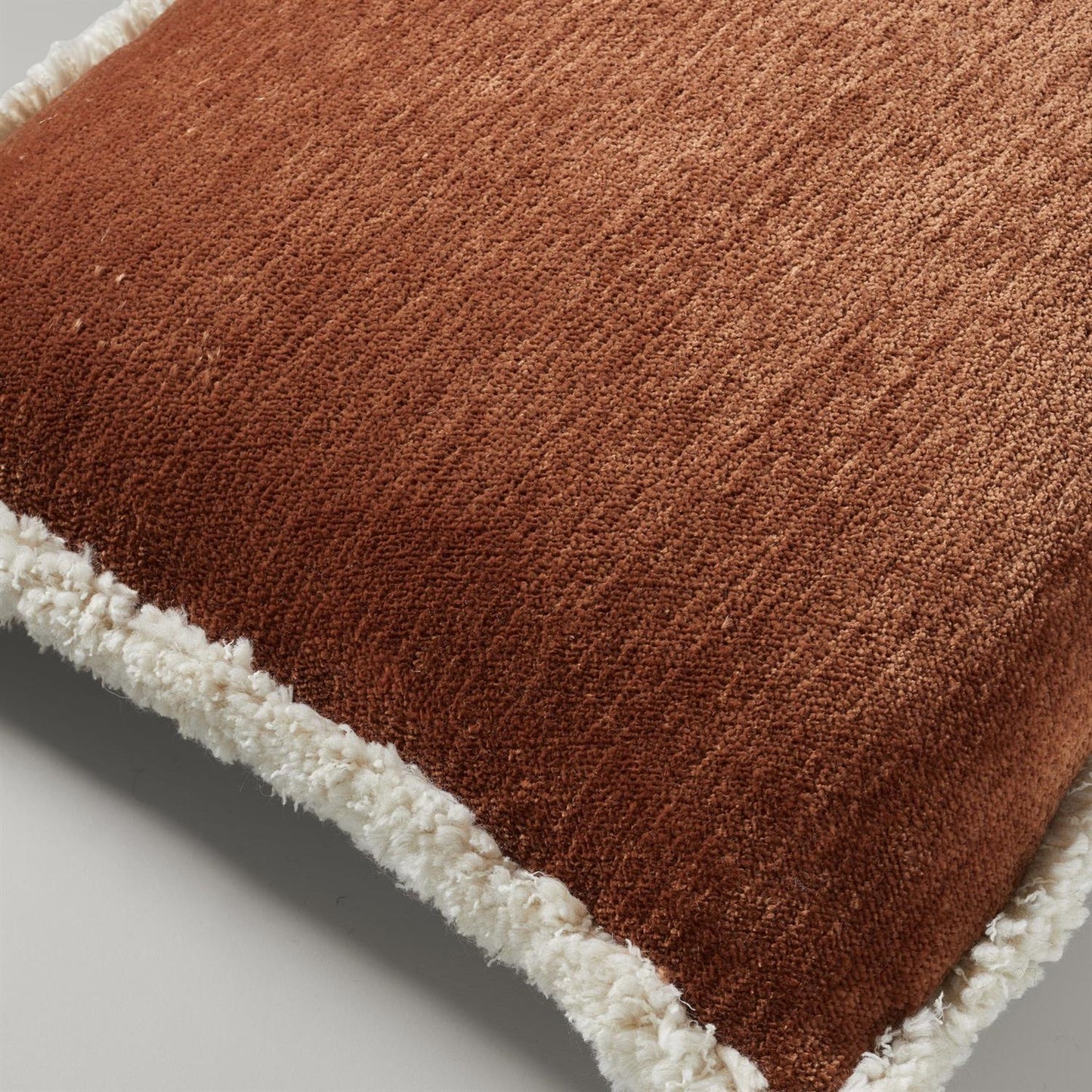 Ari chenille fringe pyntepute, 50x50 ruby rust